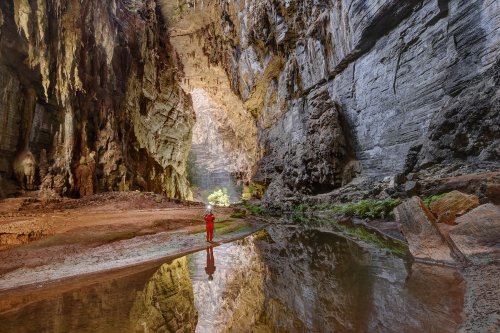 Lapa do Janelao (Itacarambi, Minas Gerais) - Progression dans une grande galerie éclairée la lumière du jour.(SP-16-0469)